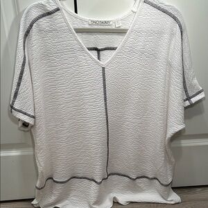 SNO SKINS White and Black Textured Blouse V-neck stretchy large casual